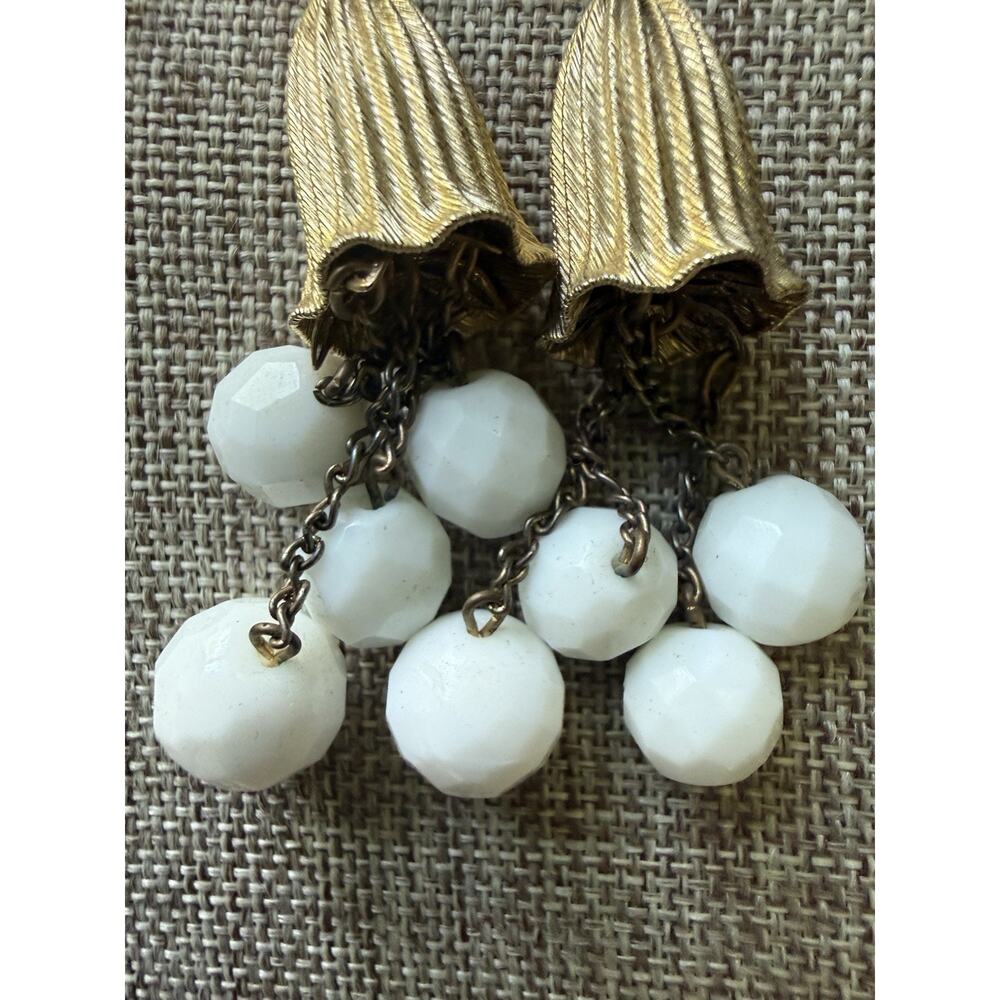 Vintage Dangle Drop Tulip Pierced Milk Glass Earrings Gold Tone Tassel Retro - Picture 5 of 5